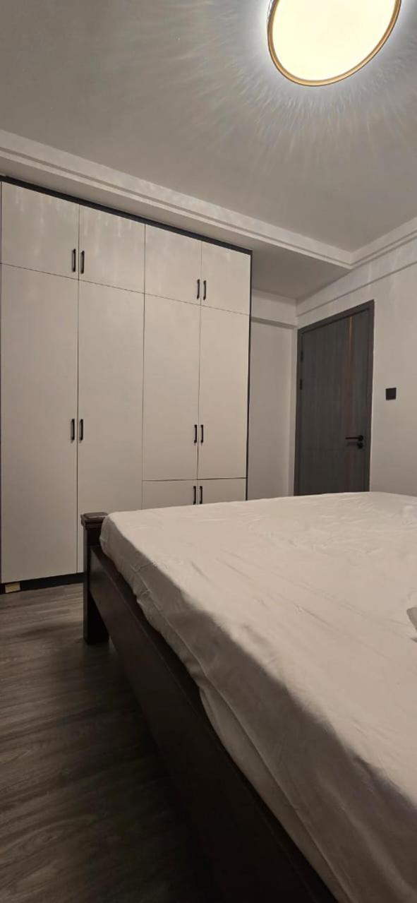 Oasis Kile- Modern 1-br, King Bed, Gym, Coffee Hse *