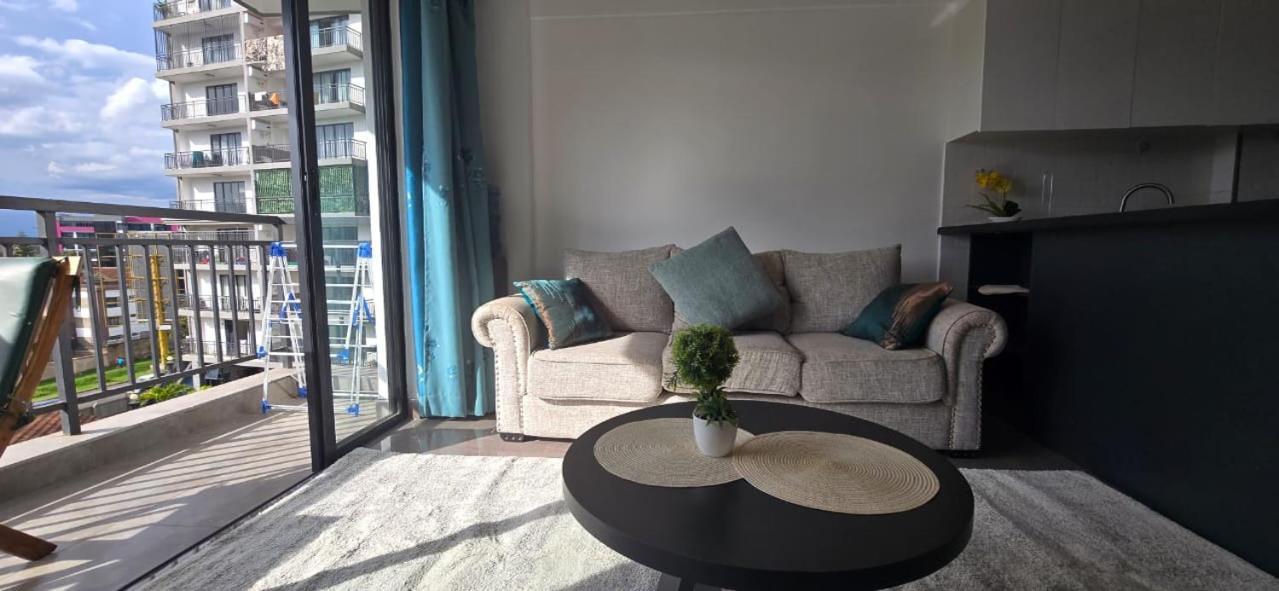 Apartment Oasis Kile- Modern 1-br, King Bed, Gym, Coffee Hse