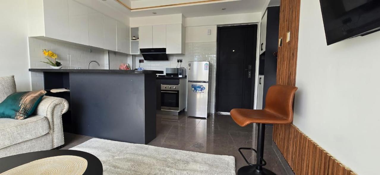 Apartment Oasis Kile- Modern 1-br, King Bed, Gym, Coffee Hse