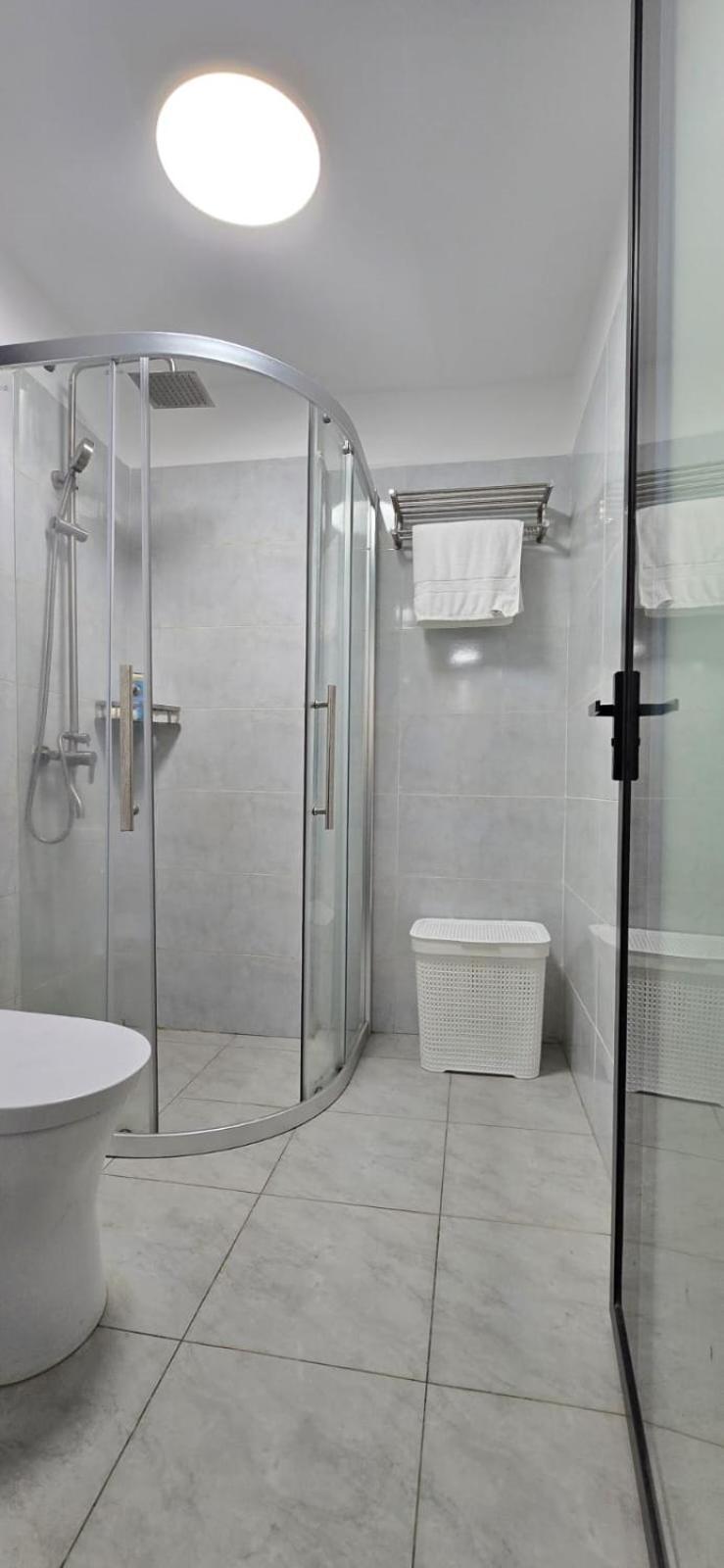 Oasis Kile- Modern 1-br, King Bed, Gym, Coffee Hse Apartment *