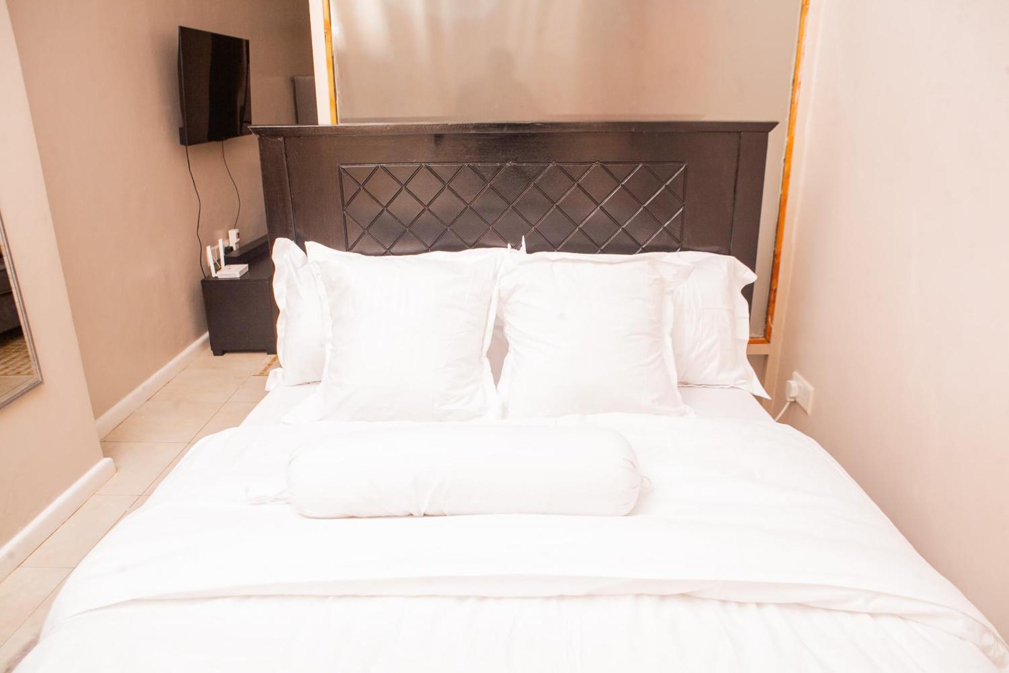 Bigger With Private Pool Resturant And A Minimart On Site Security In Kiambu Road Apartment