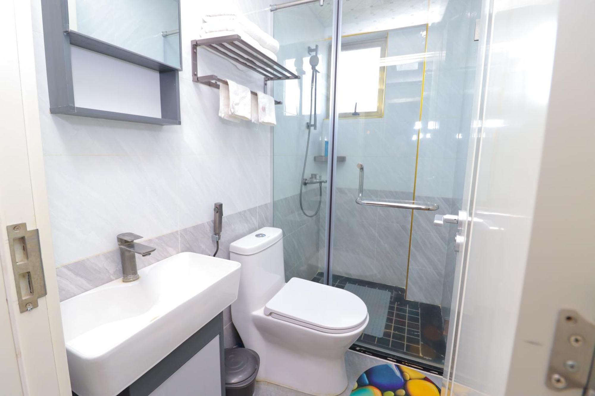 2 Bedroom Skyview Retreat At Goldpark Homes By Lulu Homes Apartment *