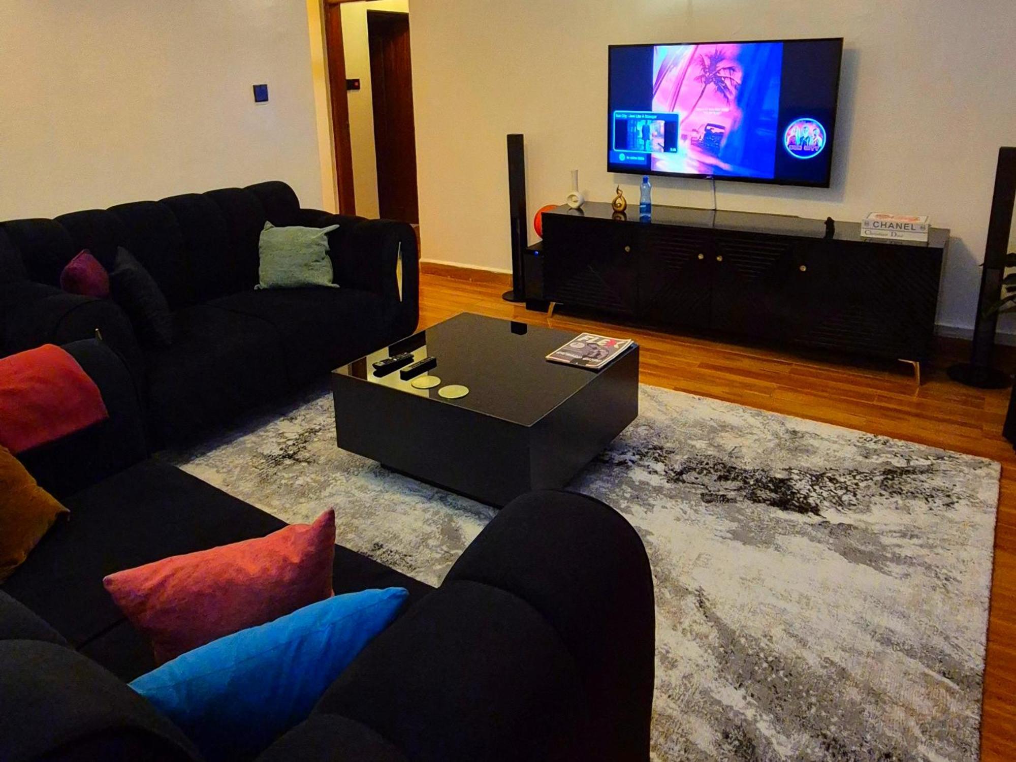 Apartment Rossyln Close To Village Market, Un And Two Rivers Mall *