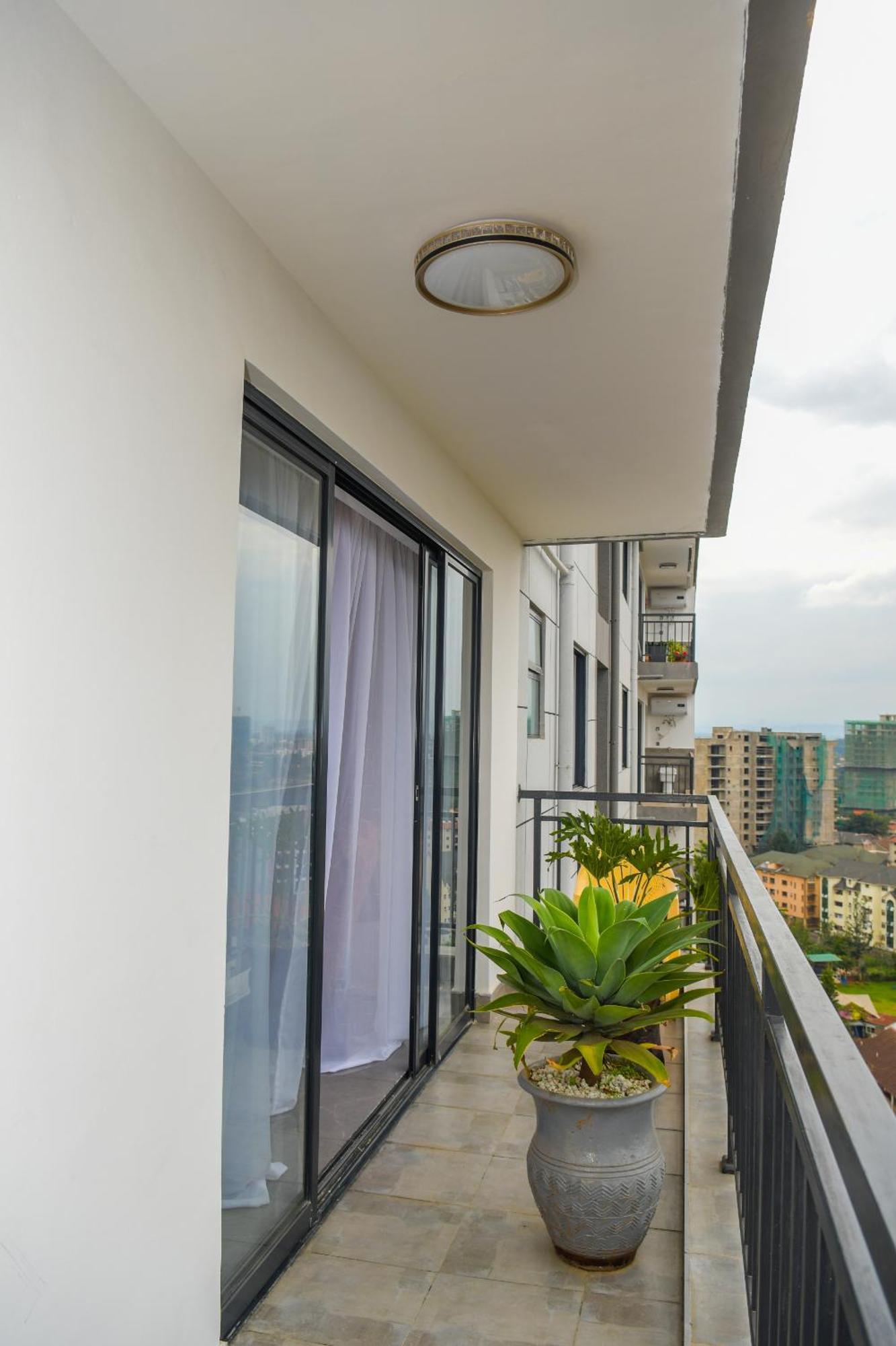 Comfort Three Bedroom With Servant Quarter, Gym ,children Play Area ,rooftop Football Pitch, Coffee House, Restaurants, Garden And Amazing Scenic Views In Kileleshwa * Nairobi