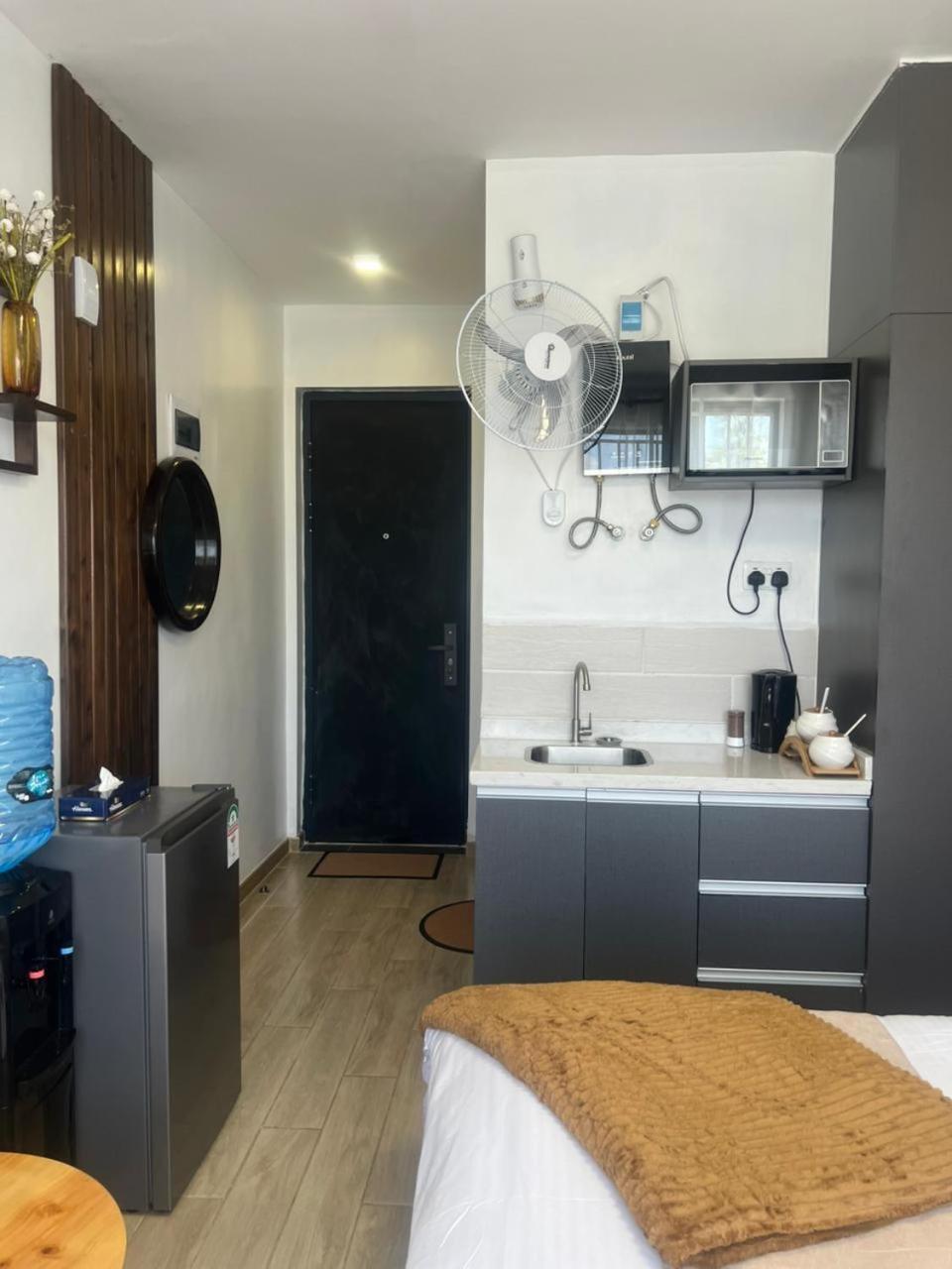 Favorite Staycation By Janice - Modern Comfort Near Airport *