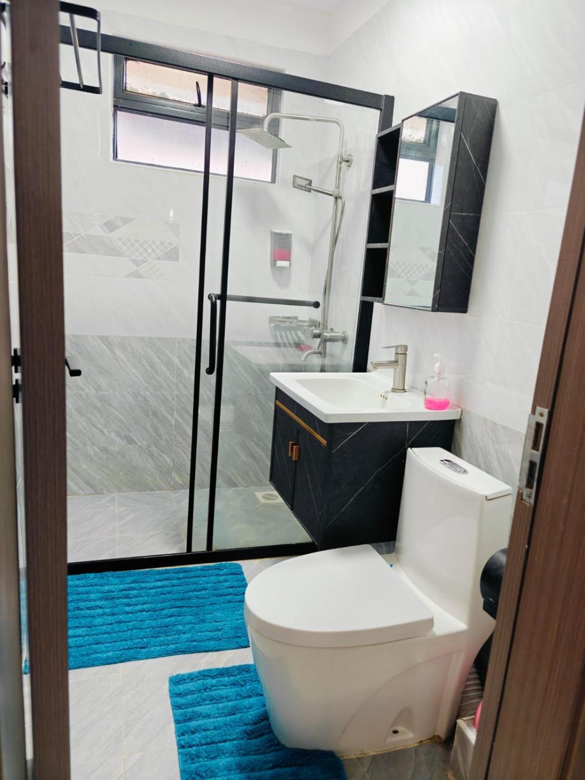 Apartment Modern 3 Bedroom Near Malls& Center! *