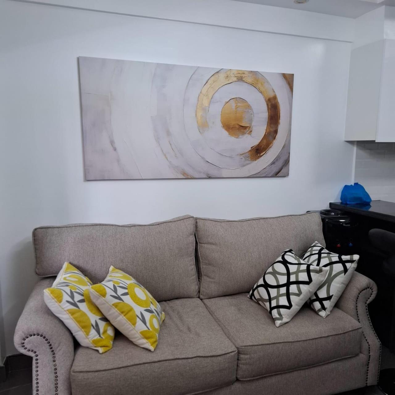 Dpfa's Elegant Fully Furnished One Bedroom *