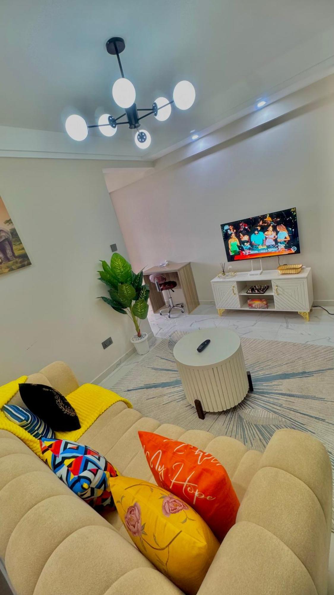 Apartment Modern 1br In Kilimani Wifi,netflix,free Parking,near Yaya Center