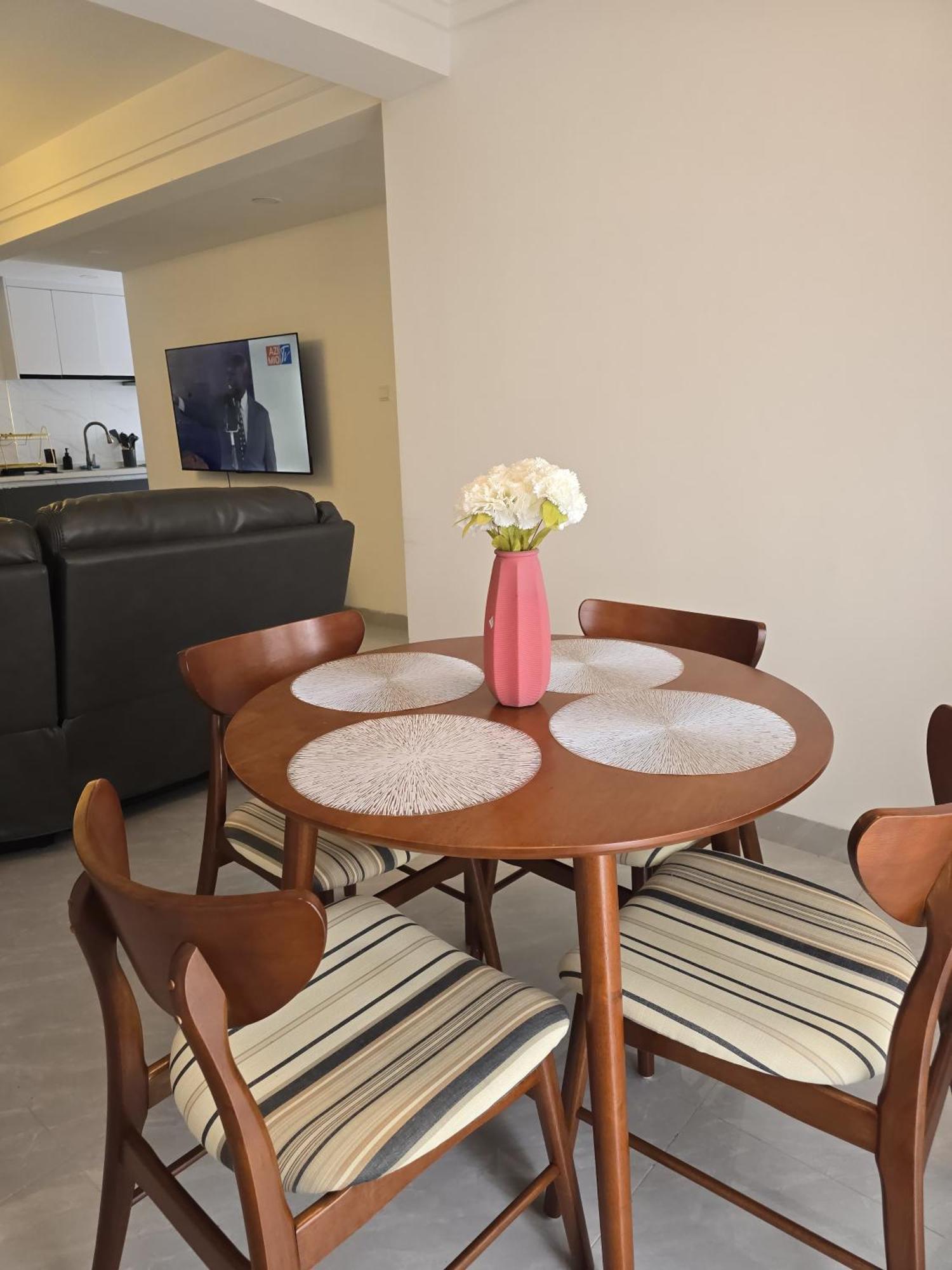 Casa de hóspedes 2 Bedroom Luxury Lush Living With View, Fully Furnished With Cozy Sits, Wifi, And Gym