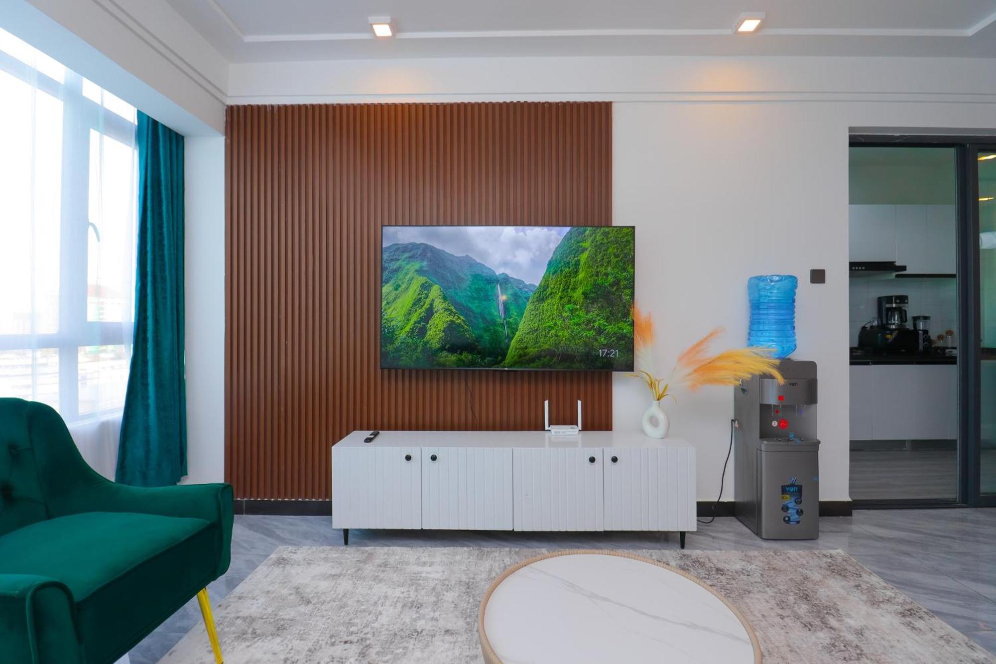 Casa de hóspedes 2 Bedroom Luxury Lush Living With View, Fully Furnished With Cozy Sits, Wifi, And Gym *