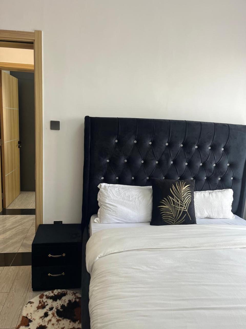 Apartment Executive Fully Furnished With Luxurious Facilities Which Features A Breathtaking Views And Close Proximity To Major Shopping Malls Thus Offering A High End Lifestyle