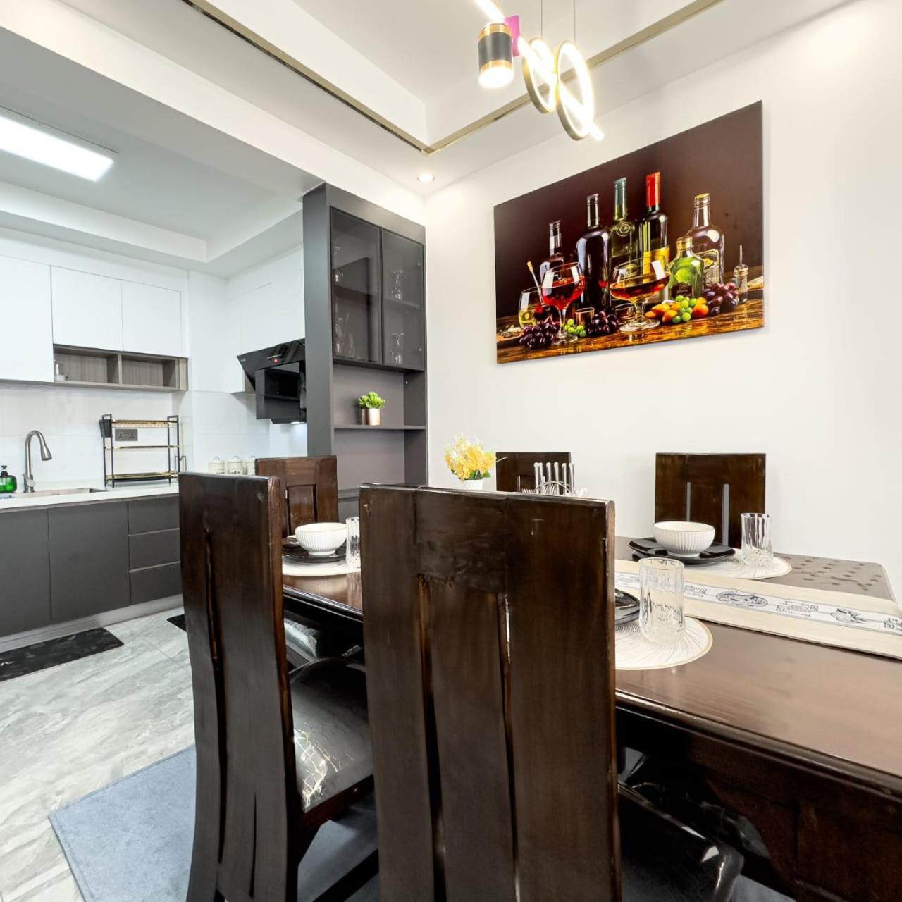 Apartamento The Comfort Executive Loft Three Bedroom With Amazing Breathtaking Views , Swimming Pool ,gym And Rooftop Chilly Spot With Offers Breathtaking Views ,private Ample Parking Space With Designated Child Playground Area Nairobi