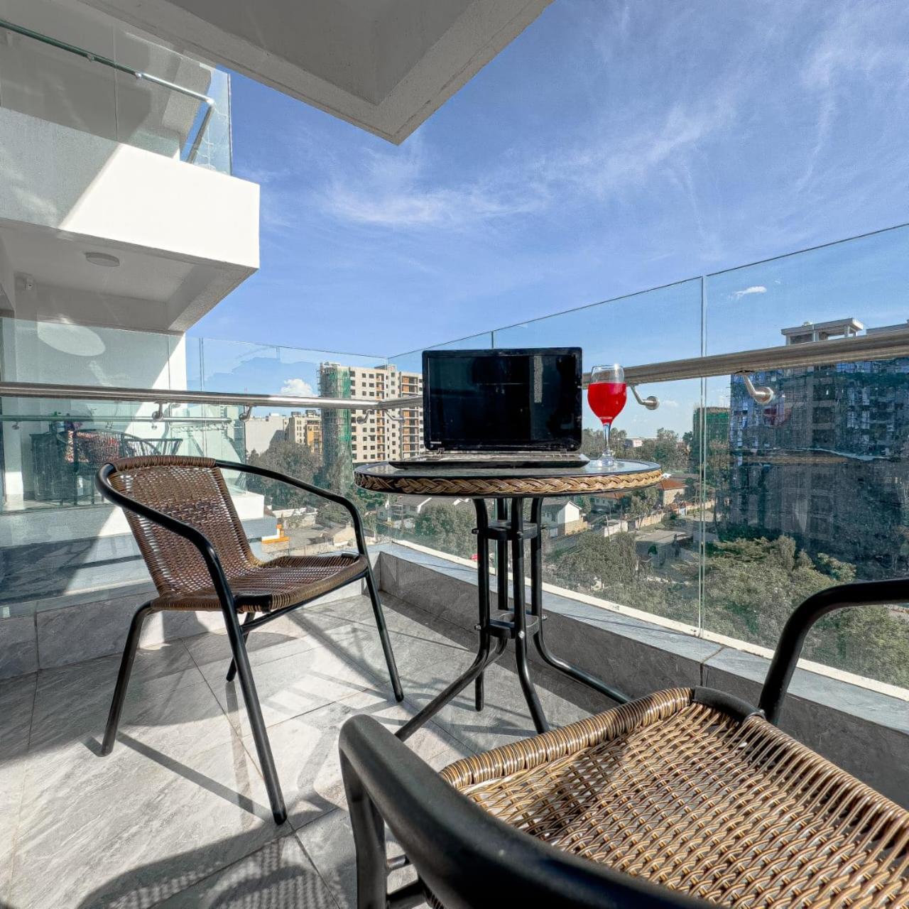 Apartamento The Comfort Executive Loft Three Bedroom With Amazing Breathtaking Views , Swimming Pool ,gym And Rooftop Chilly Spot With Offers Breathtaking Views ,private Ample Parking Space With Designated Child Playground Area Nairobi