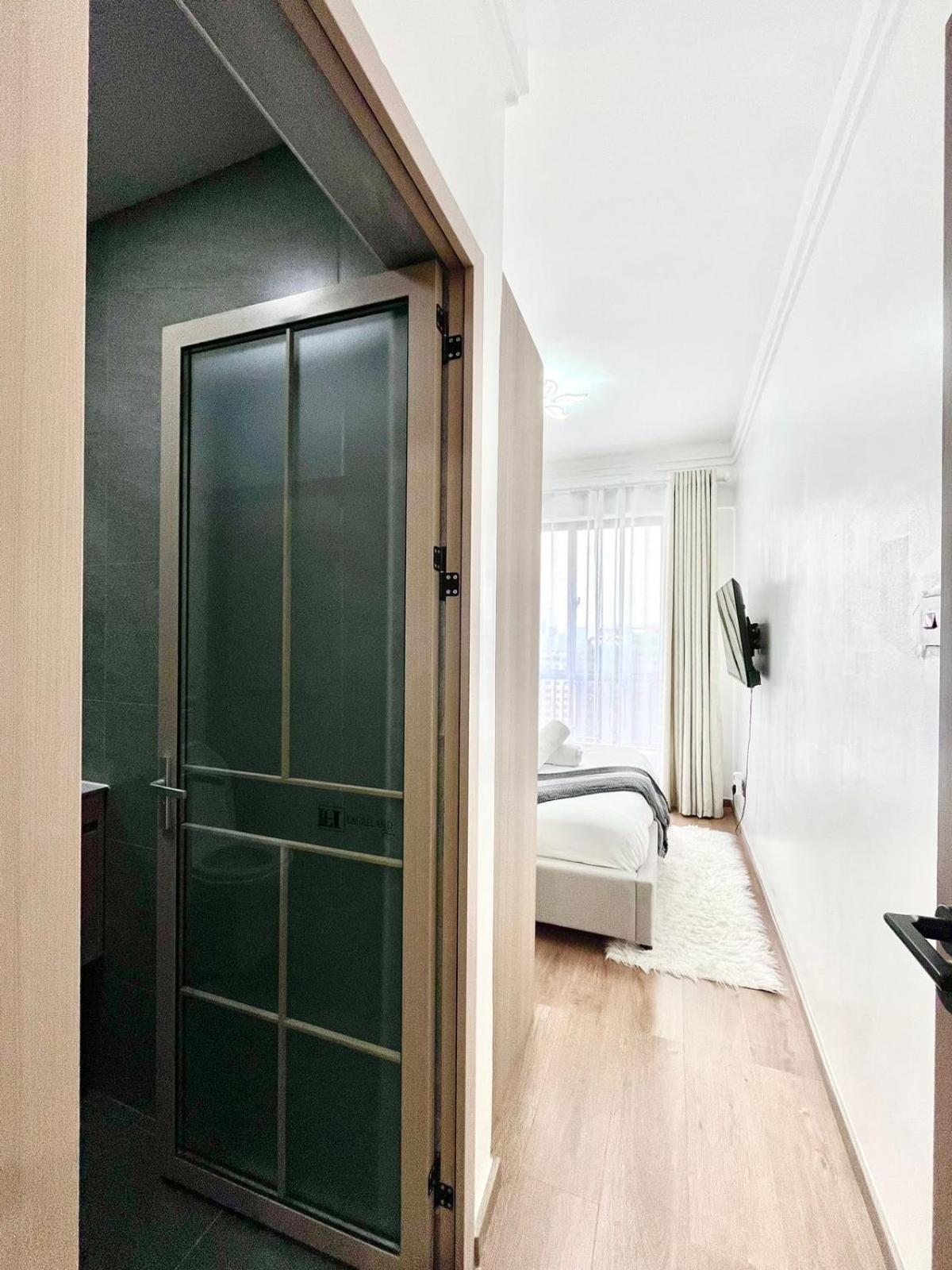 Executive Vibrant View Three Bedroom With Swimming Pool,mordern Equipped Gym Free Parking Space And, Child Play Area And Comforting Rooftop With Views Apartment
