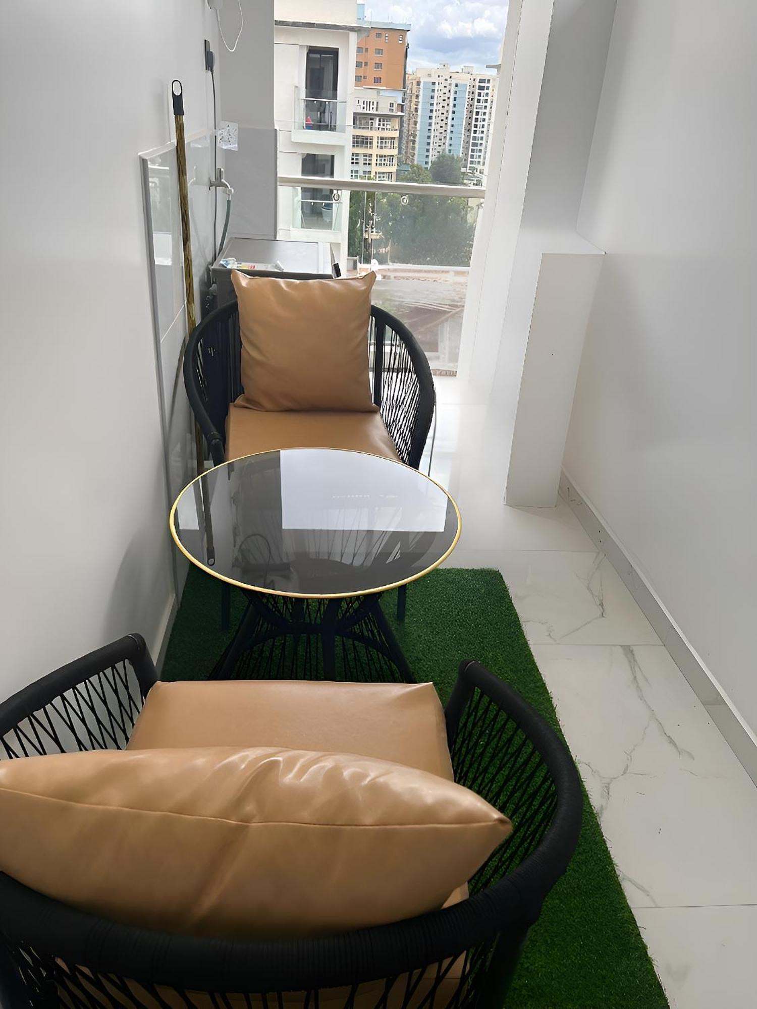 Apartment Modern 1 Bedroom In Kilimani With Rooftop Access, Workspace