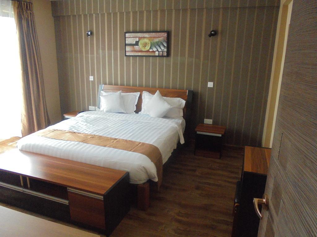 Hotel We And 3*
