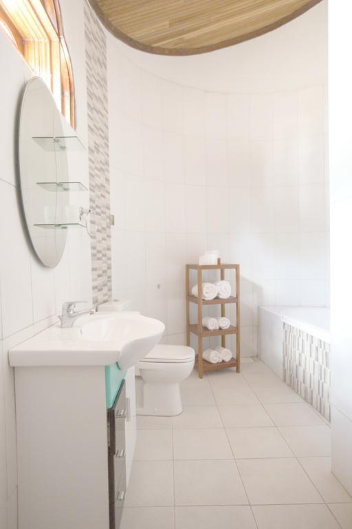 Lavington Hill House 3*