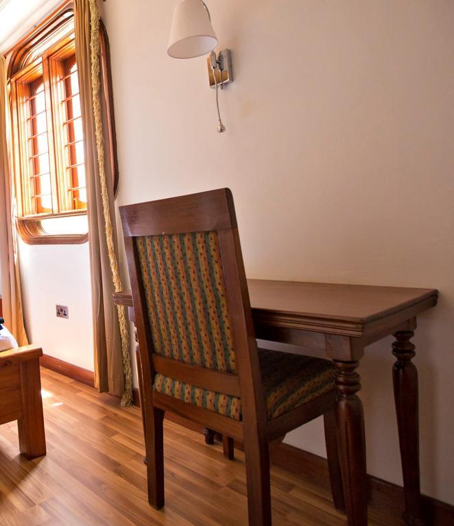 Lavington Hill House 3*