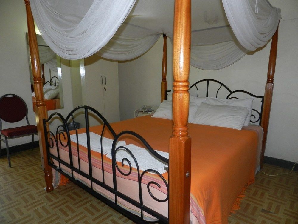 Hibiscus Hotel 2*