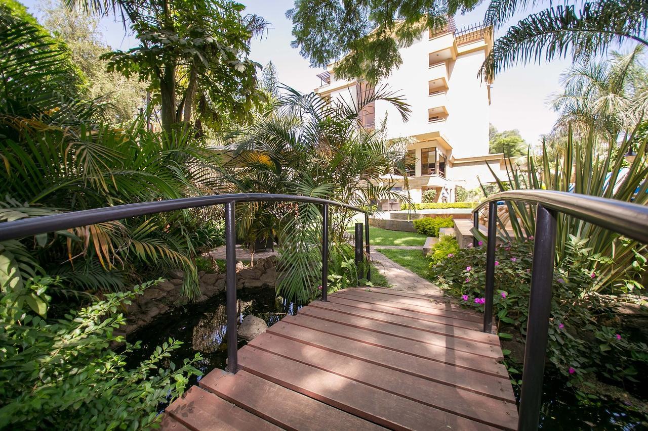 Waridi Paradise And Nairobi