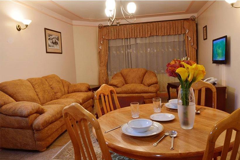 Pinnacle Court Aparthotel