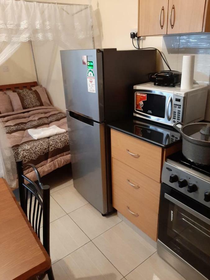 Mercy-phillips Located At Eagle Tower Building Centre Apartamento