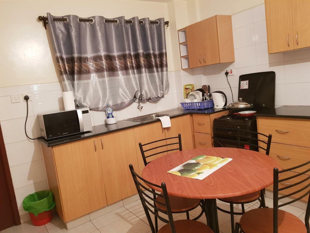 Mercy-phillips Located At Eagle Tower Building Centre Apartamento