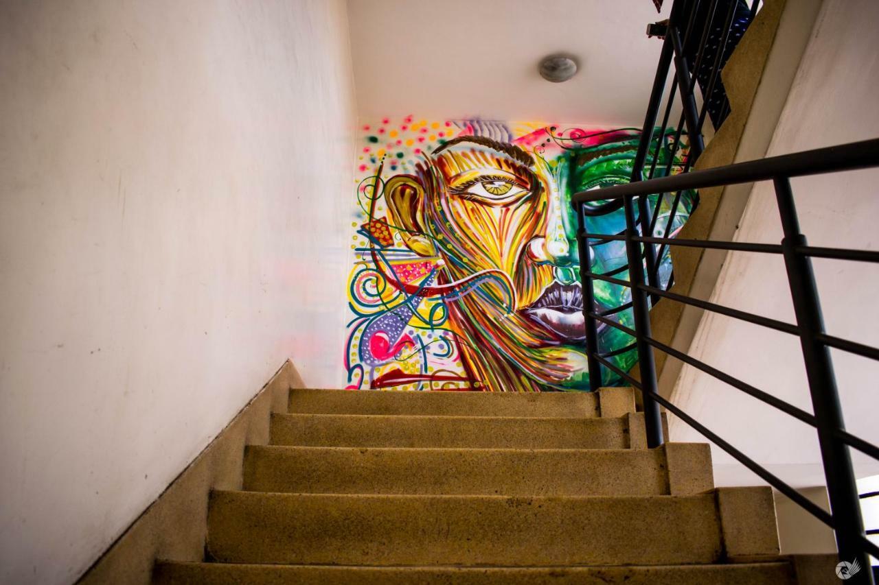 Mercy-phillips Located At Eagle Tower Building Centre Apartamento *