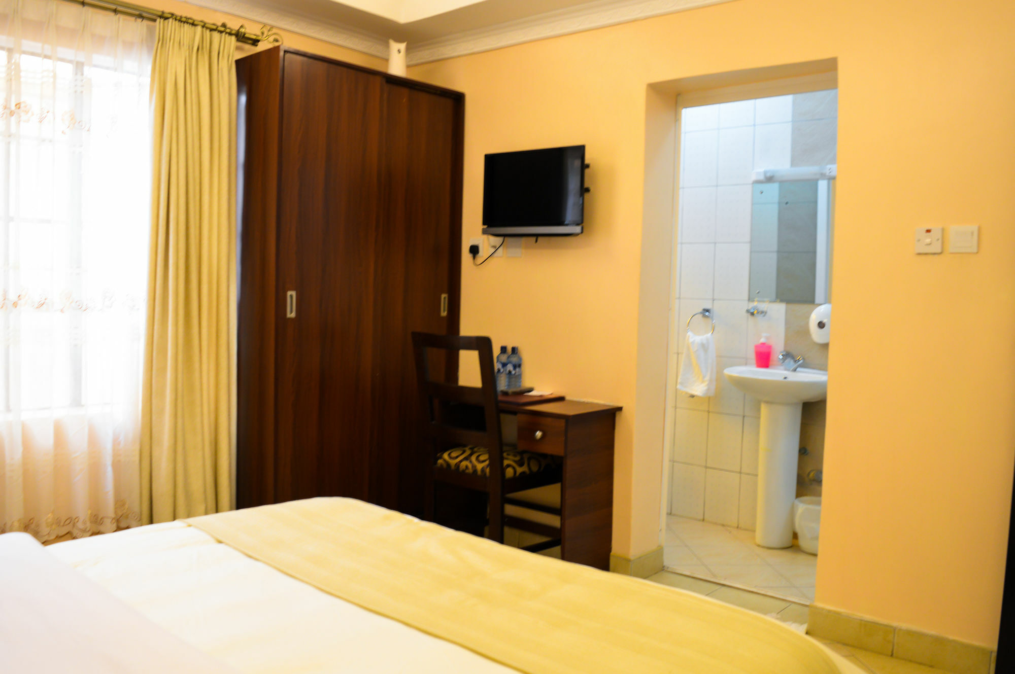 Capital Heights Hotel 3*