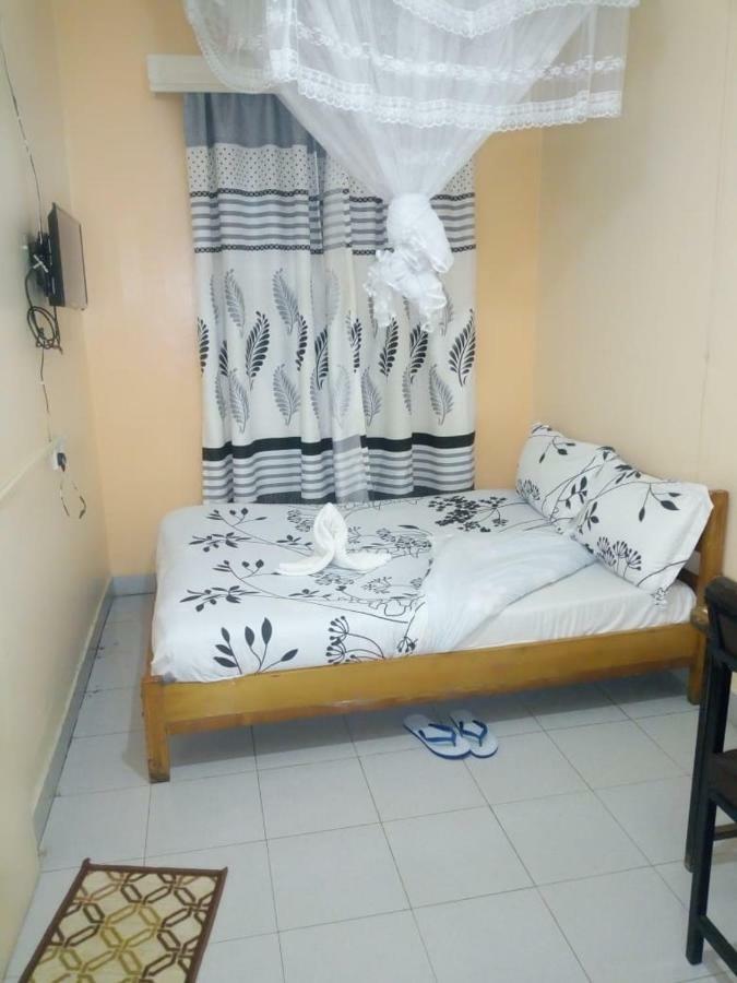 Emmaccra Hotel *