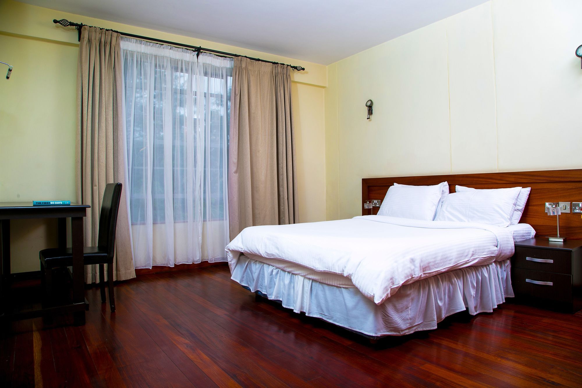 Batians Aparthotel 3*