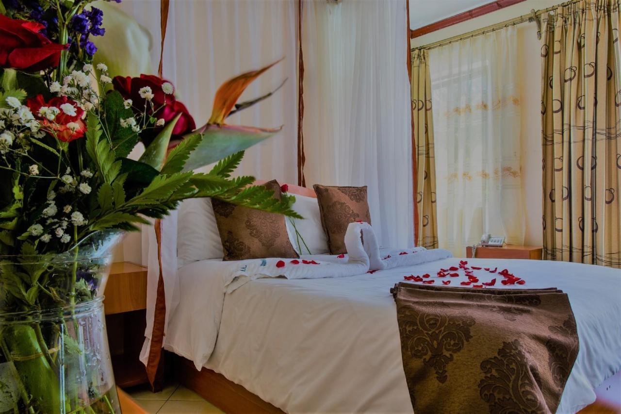 Convent International Hotel- Hotel