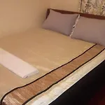 Quiet Comfortable Studio With Mature Garden View.