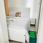 E&C Racecourse Gardens, Studio Apartment With Pool