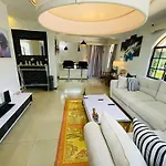 Modern Luxe Apartment With King Bed In Karen