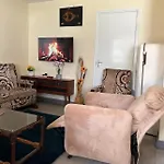 Diggz - Private Townhouse, Garden Views Near Junction Mall
