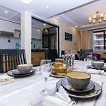 Modern Luxe 2 Bed Apt With Pool & Gym