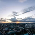 Rooftop Luxe With Queen Bed, Gym And Netflix