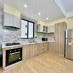 Modern Retreat Apartment With Breathtaking City Views Heated Swimming Pool ,Gym And Ample Parking