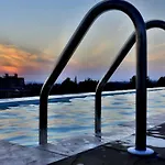 Entire Serviced Coral Apartment With Pool