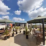 Entire Serviced Coral Apartment With Pool