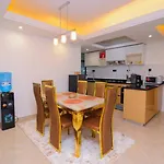 Lux Suites Urban Oasis Apartment