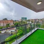 Lux Suites Urban Oasis Apartment
