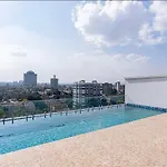 1Bed Apt With Rooftop Pool Gym And Scenic Views In Westlands