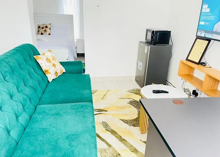 E&C Racecourse Gardens, Studio Apartment With Pool