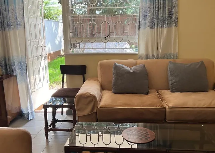 Diggz - Private Townhouse, Garden Views Near Junction Mall