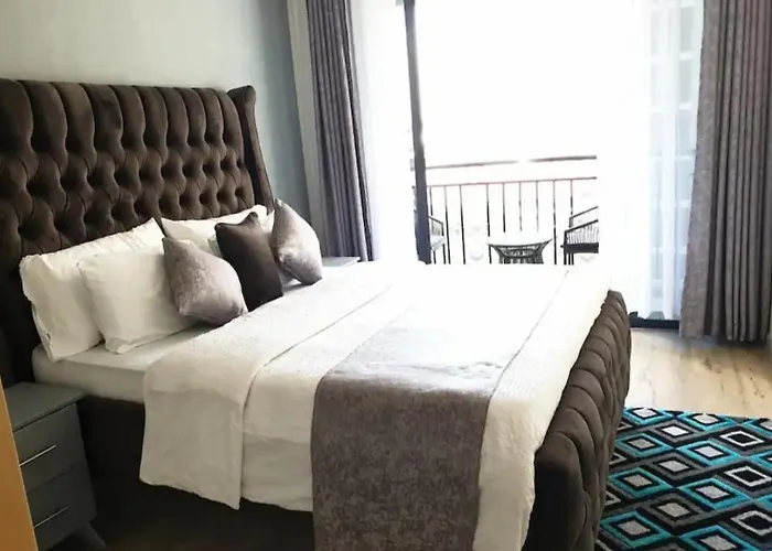 Serenity Suites Apartment With Private Parking Space,Modern Equipped Gym,Heated Swimming Pool And A Relaxing Rooftop With Unbeatable City Views