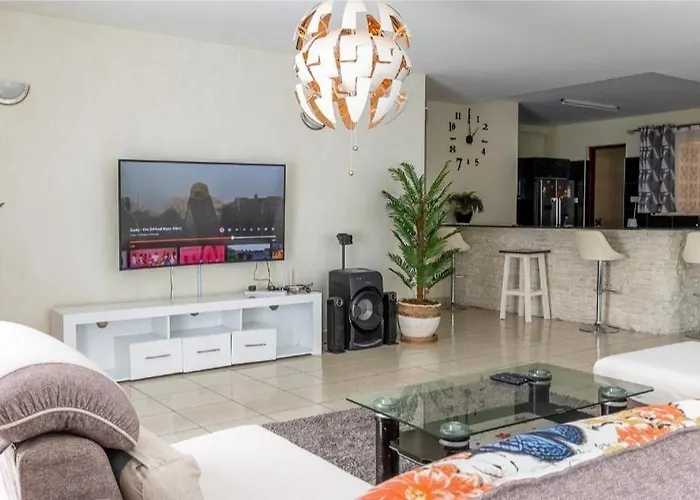 Stylish & Lavish 3 Bedroom Apt Near Junction Mall
