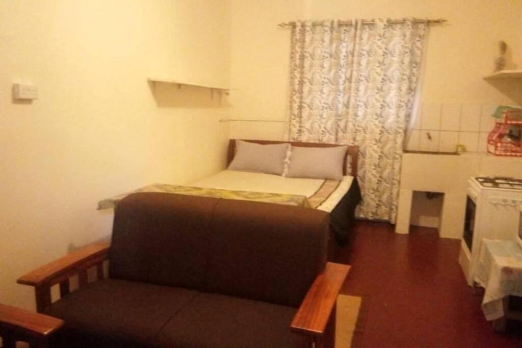 Quiet Comfortable Studio With Mature Garden View. Apartment