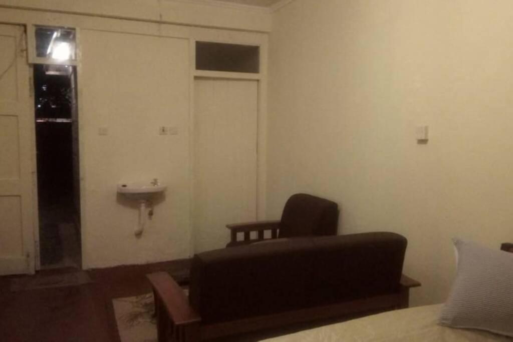 Apartment Quiet Comfortable Studio With Mature Garden View. *